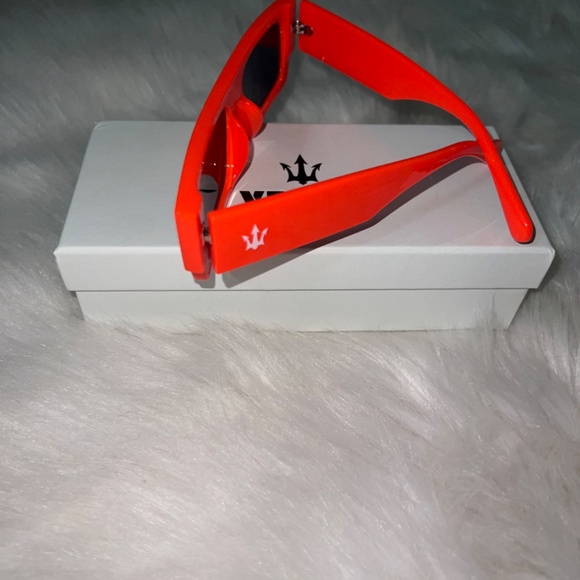 Sunglasses - Picture 2 of 6